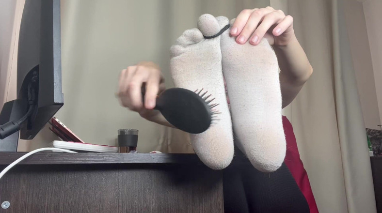 Skinny_lady69: Tortre de cosquillas, cepillo de pelo y cepillo de dientes...