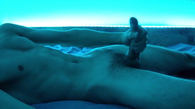 BigDickDouggg: Bigdickdouggg mastürbasyon yapıyor ve evde sallayarak orgazm oluyor