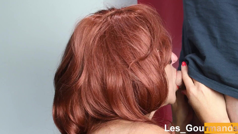 Les Gourmands: 4K - zrzka se slunečními brýlemi kouří s rtěnkou a dostává...