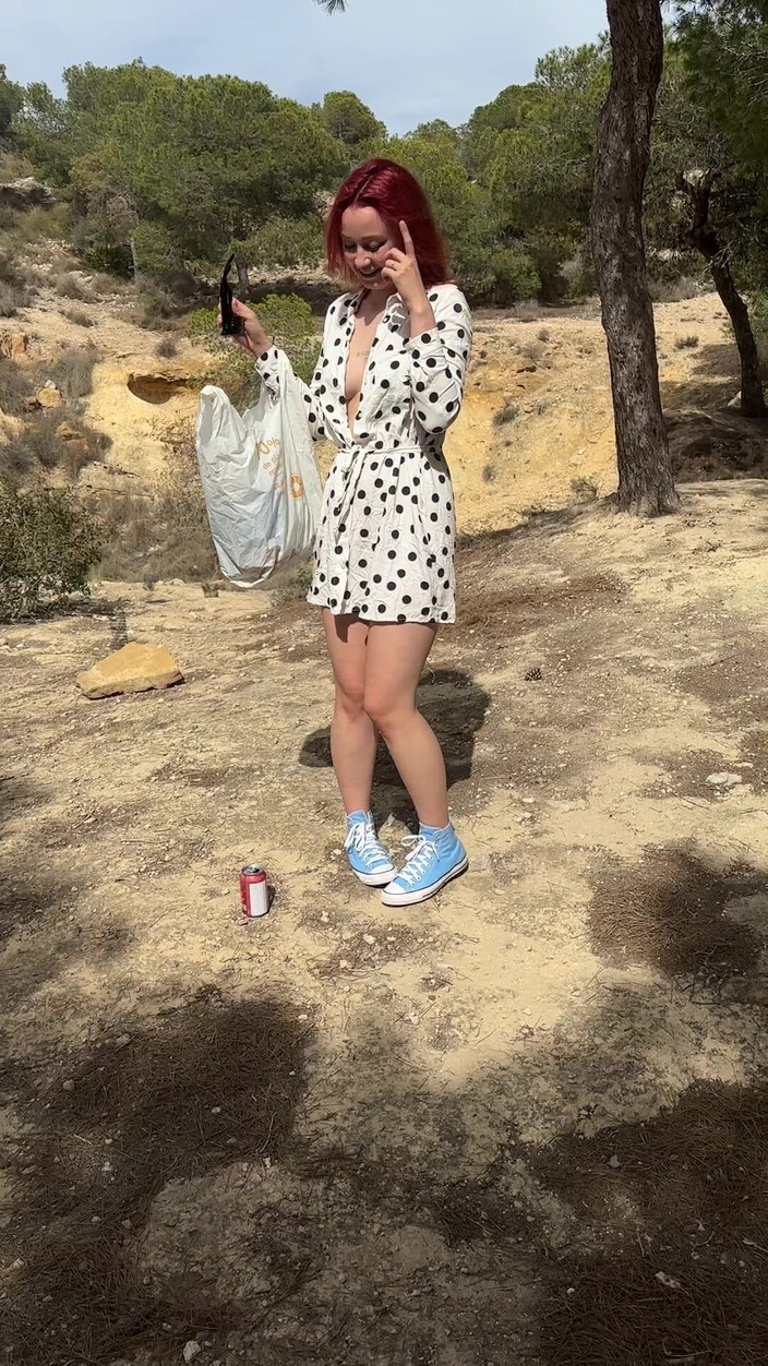 Sheryl X Sinclair: Сміття на вулиці в парку біля зони пікніка