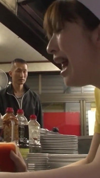 ซีนราเมงร้อน Scene-2 เย็ดสามคนกับสาวญี่ปุ่นขนหีดกที่ร้านราเมงข้างถนน