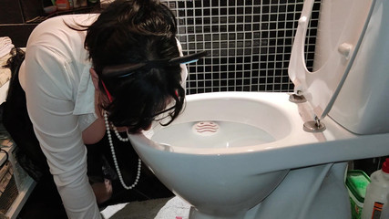 Toilet Mommy: Babanın tuvalet yalama cezalandırması aşağılama