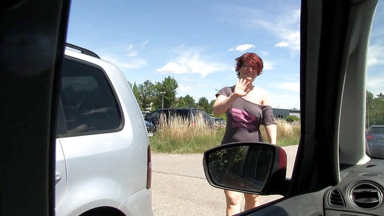 Popp Sylvie: 在公共场合射精 - 停车场