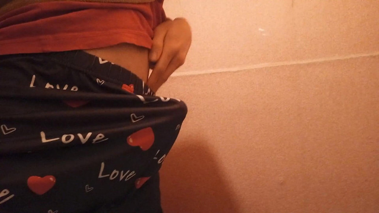 Jon Arteen: Jak tento sexy twink čůrá, když se probudí s boner ranní...
