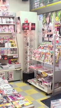 孤独な若い妻 - 夫が今夜も遅くまで仕事をしている間、大人向けDVD売り場を眺める - パート2