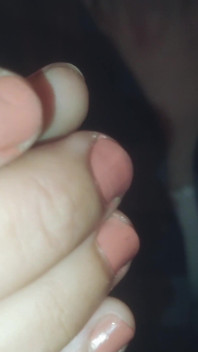 Mamă sexy care vine să curețe casa se dezbracă și îi oferă o muie și își fute pizda