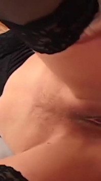 Raunchy Blonde Babe podekscytowanie rozbiera się i palcami swojego tyłka w ramach przygotowań do hardcorowego seksu analnego