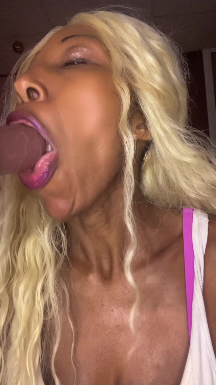 Tatiannasweets: Blonda suge pula / vibratorul mai bine decât alte fete?