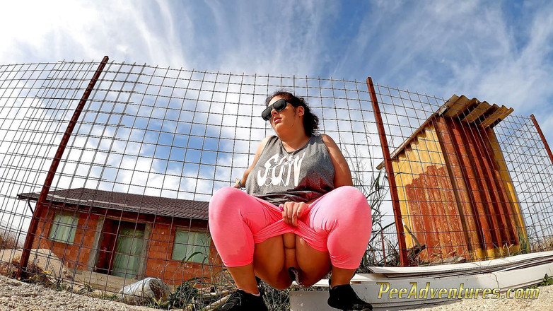 Pee Adventures: Baculatá zoufalá dívka si znovu namočila kalhoty