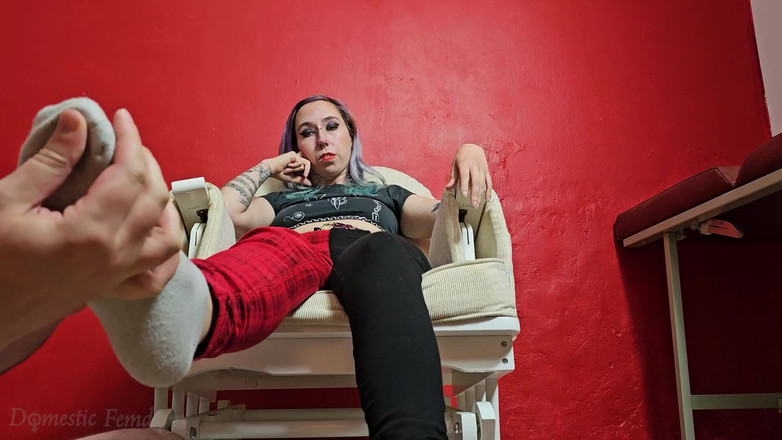 Domestic femdom: Tenisky a Uctívání Zpocené Ponožky