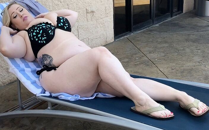 Scale Bustin Babes: Flesh Rolls panas mengongkek awek montel Bunny De La Cruz