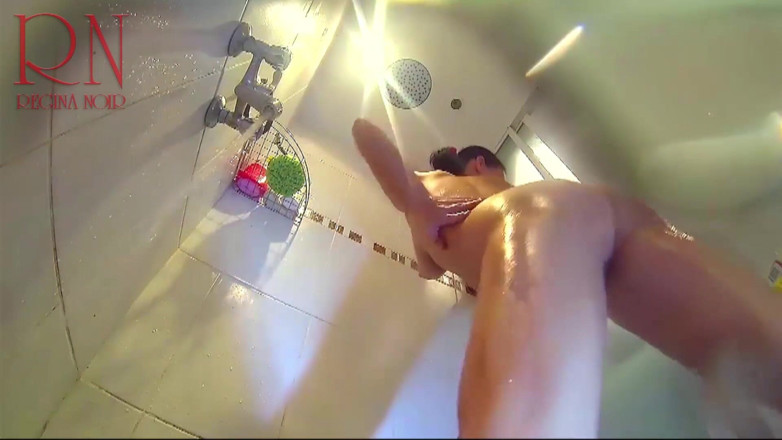 Regina Noir: Telecamera nel bagno con doccia. Si rade la figa. Giovane...