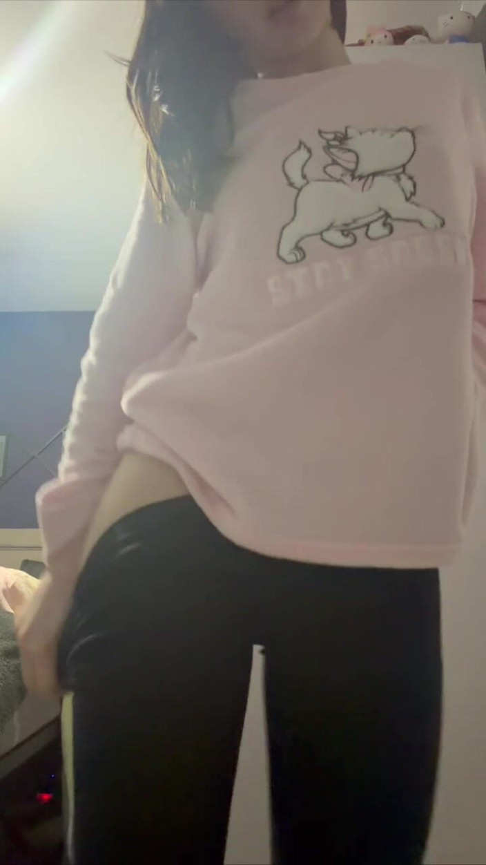 Teen Sophie: Burlándote con el coño jugando y apretando jugando con mi...