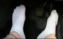 Carmen_Nylonjunge: Witte Sneakersokken in de auto, pedaalpompen