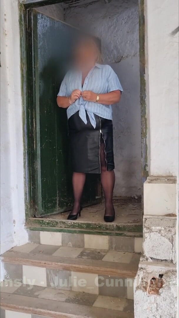 Julie Cunningham: Opuštěná budova Telefon Piss - zblízka oholená kundička chcaní ze schodů