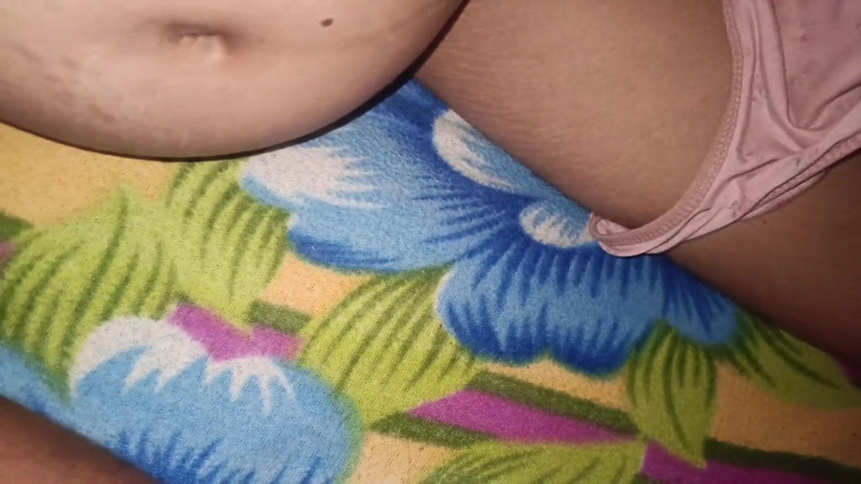 Telugubabhi: 德西印度农村妻子手淫她的大黑屌和丈夫在后入式啪