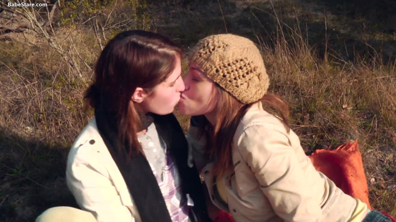 Lesbian Babe Stare: Dvě lesbičky mají piknik a mají sex tam a tam...