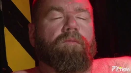 Tätowierter mann hämmert hart und bespritzt seinen freund mit engem arschloch