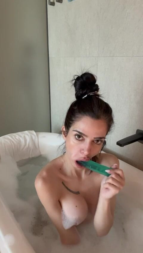 silicone_brunette: Ngocok dildo di bathub