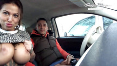 Mugur's World: Ohromující brunetka Heidi Van Horny dává sexy kouření v autě