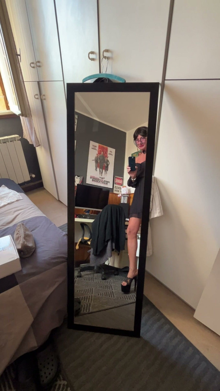 Andreina Naty: Sexy Walk in Front of the Mirror 01