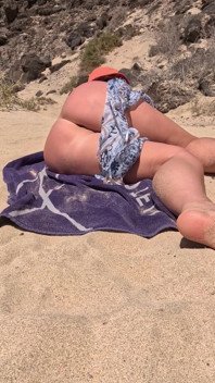 Gadis telanjang berkelip di pantai