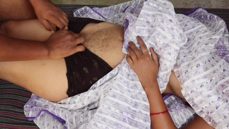 Saloni: Desi lokaal dorpstienermeisje uit je video Indisch mooi dorpsmeisje seksvideo's...