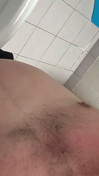 Lamiendo un baño público