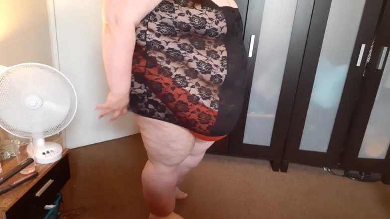 SSBBWLadyBrads: Une SSBBW en lingerie sexy peut-elle se lever du sol