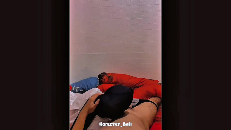 Hamster_Ball: Мастурбує і робить мінет