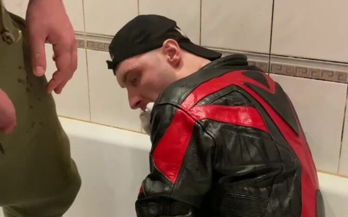 KinkySirius: Deri ceketli büyük adam deri moto motorcuya işiyor