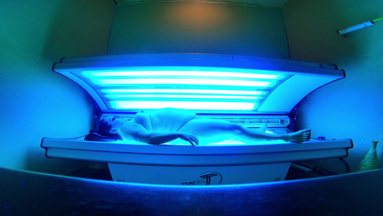 SexyNEBBW: Cewek semok seksi lagi asik main tanning bed