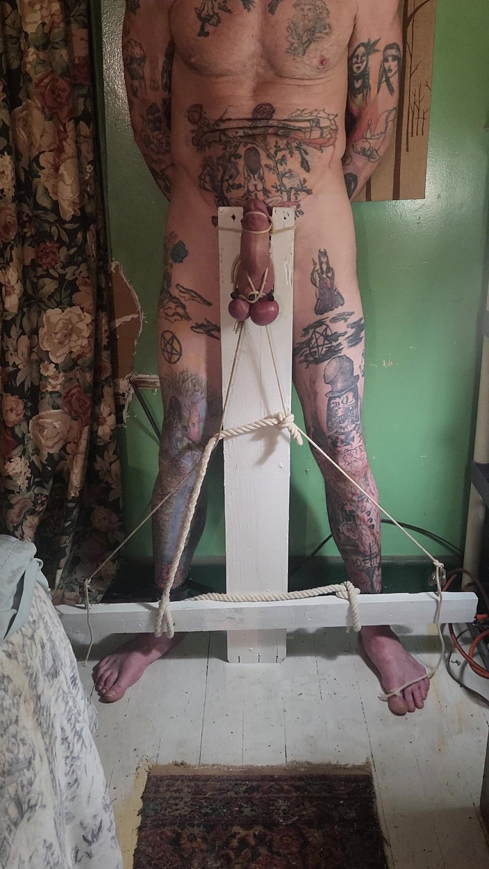 Goode Girl: Unhã1/4riges Crucifix-ballbusting