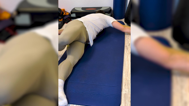 Alex Butt: 쪼이는 레깅스를 입고 운동하고 사정