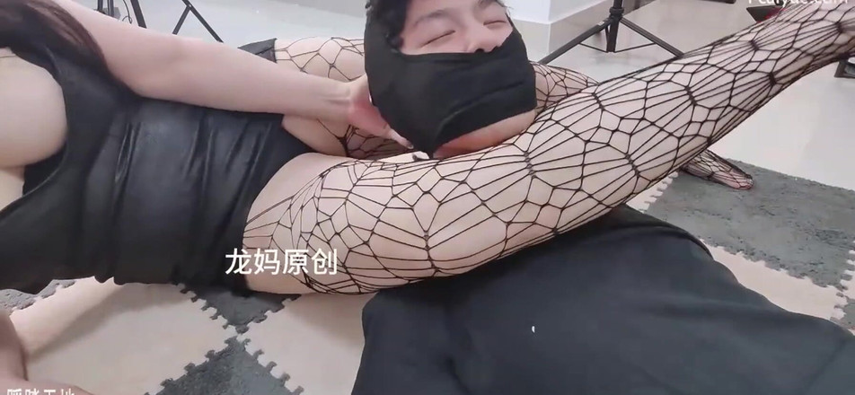 Giantess Domination: Punčocháče Amazon Girl Headscissors Round 2