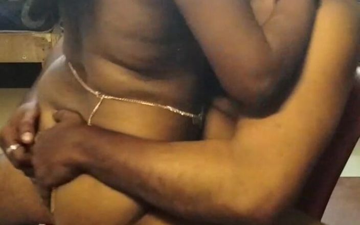 Funny couple porn studio: Istri Tamil duduk romantis dan bersetubuh