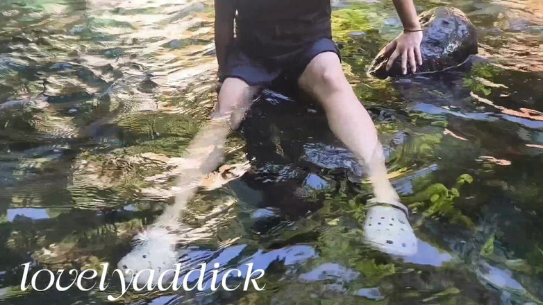 Lovelyaddik: Baigne dans l’eau froide de la rivière