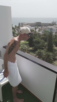 Sexy geile ehefrau kommt auf den balkon und lässt ihr handtuch für einen 9-zoll-schwanz fallen und ist es egal, ob sie gesehen wird
