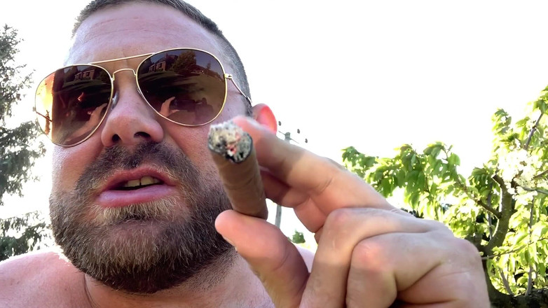 Jack stacked: Fumo il mio sigaro all'aperto nella calore estiva
