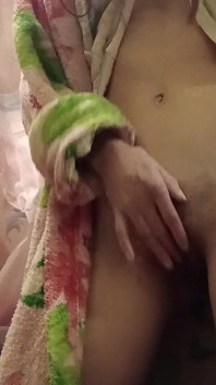 ฉันอยู่ห้องเดียวกับน้องสาวต่างแม่ เลยต้องล็อกตัวเองในห้องน้ำเพื่อช่วยตัวเอง