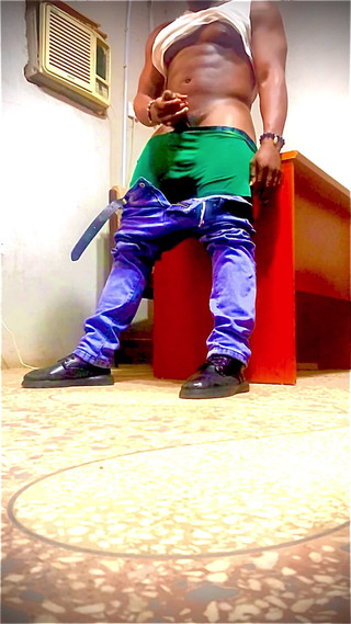 Enigmatic Buoy: Ofisimin içinde mastürbasyon yapıyor