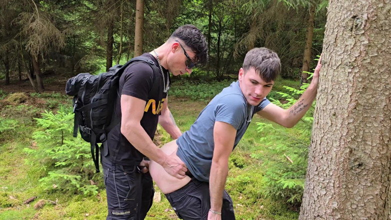 boyzxy212: ฉันเย็ดสาวเกย์ของฉันกลางแจ้ง เริ่มจากปากลึก ๆ แล้วก็เปลือยหลังจนน้ําแตกในร่องตูดเขา