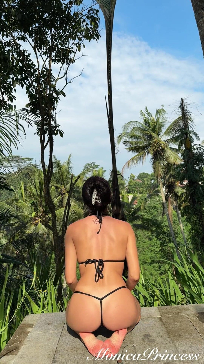 Princess Monica: Тренування на свіжому повітрі для спини, руки та дупи в мікробікіні