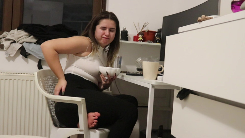 NipsAndStrips: Pruttar medan jag äter vid mitt skrivbord