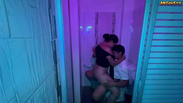 MadJouleXxx: Scopata nei bagni della discoteca