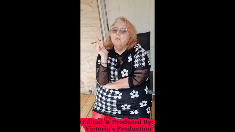 BBW nurse Vicki adventures with friends: Herrin v., raucht eine mini-zigarre und spricht über