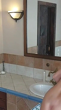 O mamă sexy păroasă a găsit un vibrator și a decis să-l folosească imediat