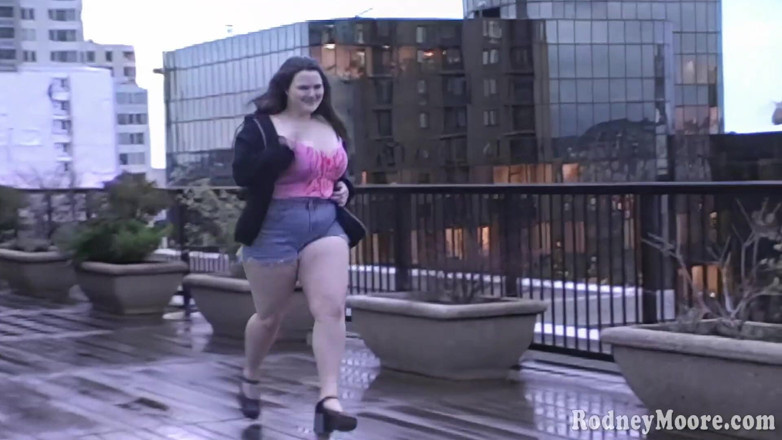 Scale Bustin Babes: hot 90 ki khoobsoorat vishaalkaay mahila chudaee utsav aur chehre par...