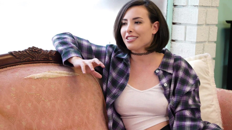 Girlsway: Girlsway - Karlee Grey在狂野的女同团聚中潮吹在Jillian Janson上