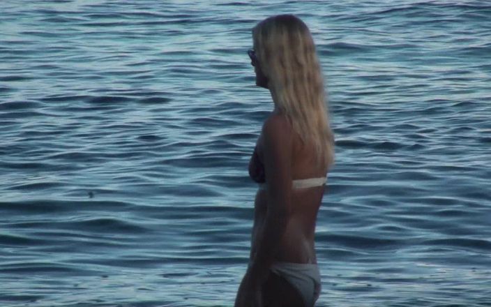 Blondehexe: Gesichtsbesamung am strand